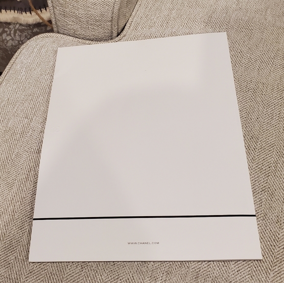 Brand new Chanel magazine issue - Picture 3 of 8